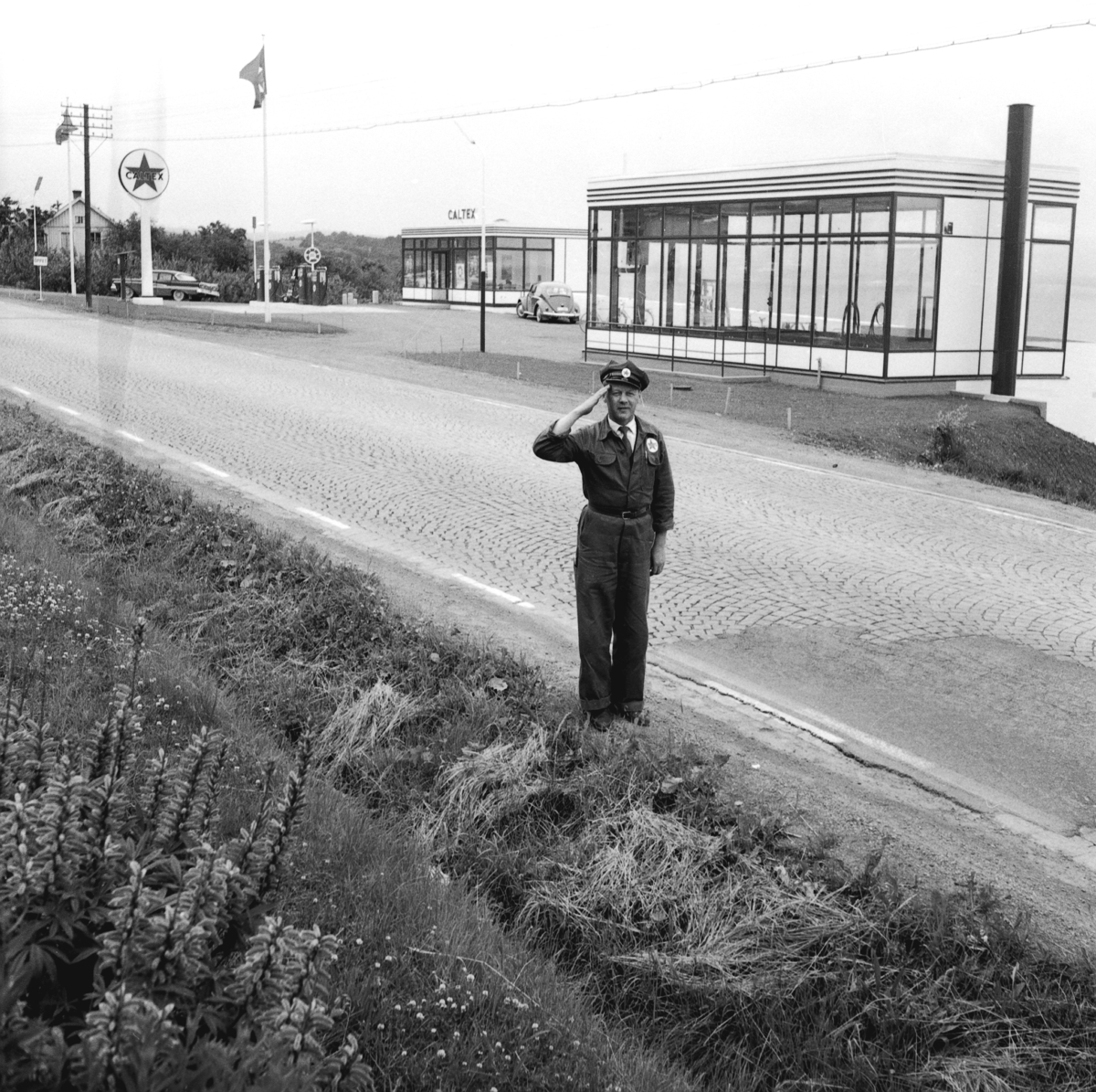 Sture Svensson står utanför en Caltex bensinstation i Gränna i sin arbetsuniform. Han var föreståndare åren 1961-1966.