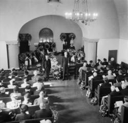 Vardens arkiv. "Gravferden til Koren Lund"  10.05.1954