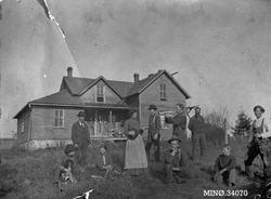 Personer foran bolighus. Amerika.