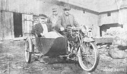 Mann med motorsykkel med sidevogn