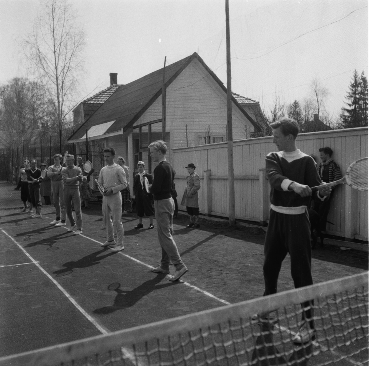 Vardens arkiv. "Tenniskurs på Falkum"  02.05.1954