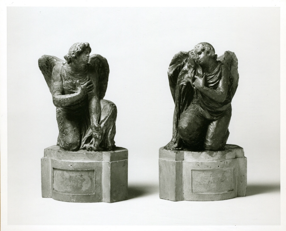 Två knäböjande änglar. Modell till Karlstads domkyrkas altare