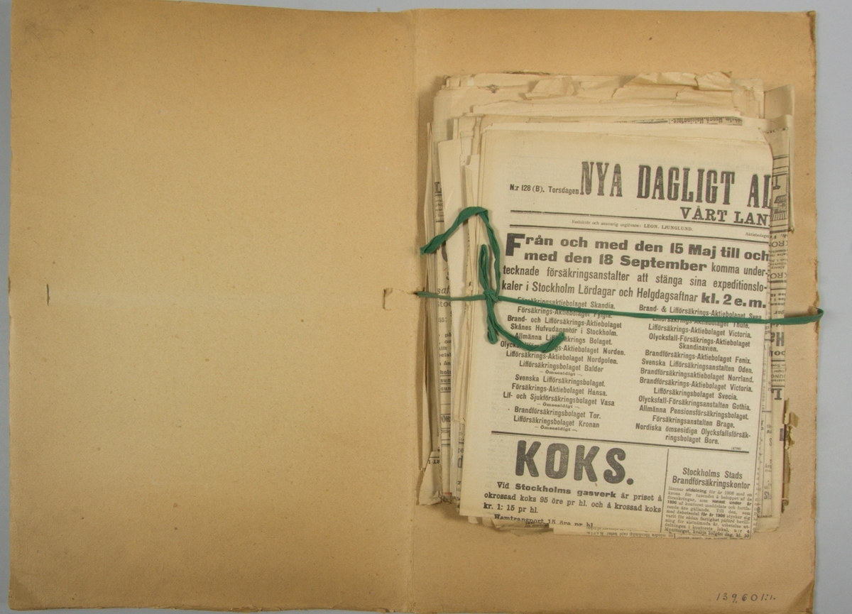 Portfölj, mapp, bestående av ett dubbelvikt ark av brun papp med uttag för grönt bomullsband. Innehåller flera exempar av tidningen Nya Dagligt Allehanda från ca 1909. Har innehållit skisser med mera.
