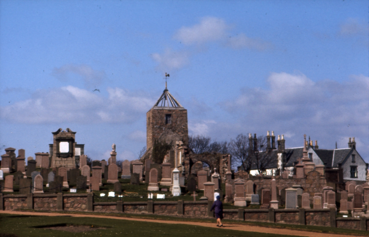 Kirkegården ved gamle St. Peterskirken i Peterhead.