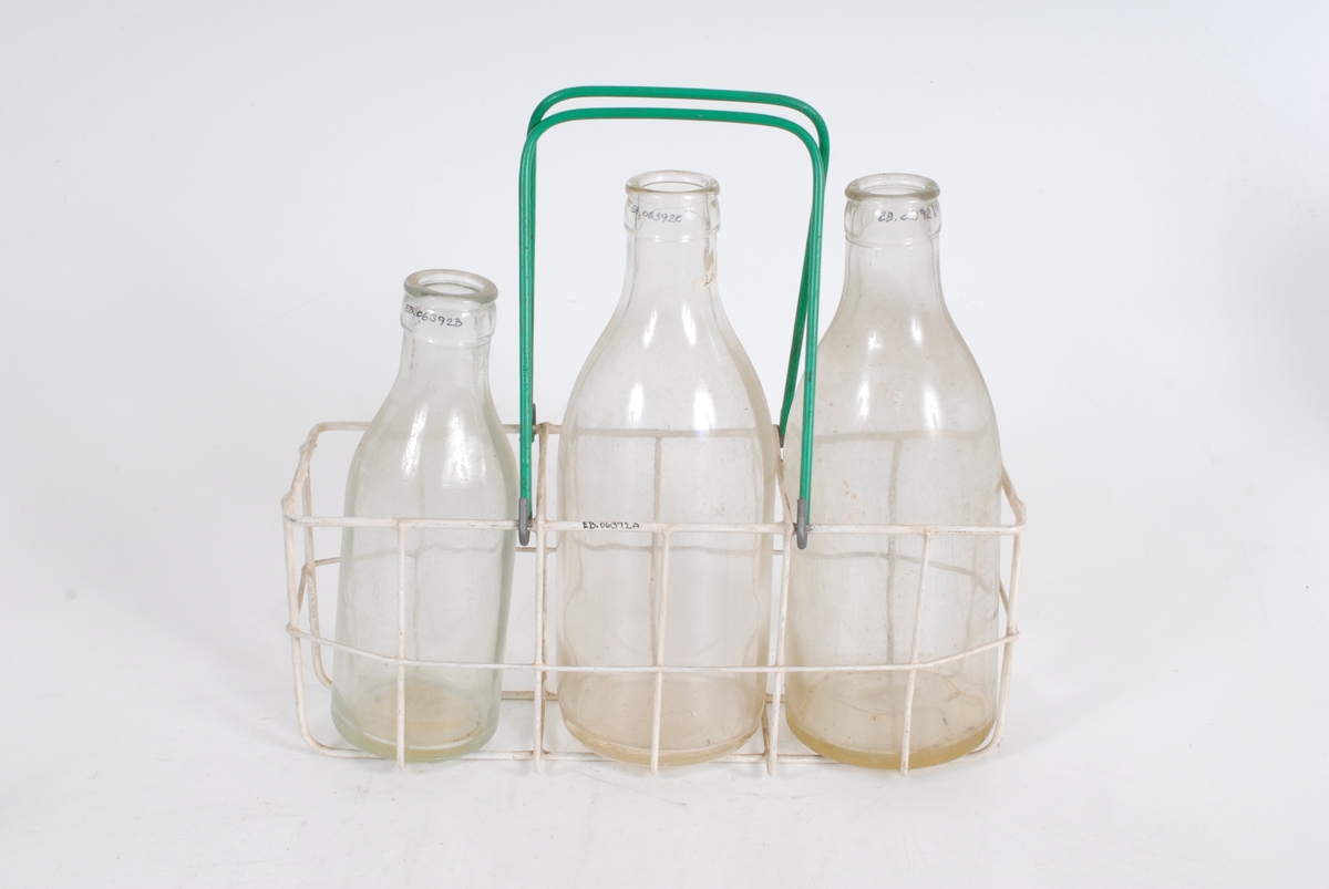Form: rektangulær kurv med tre rom til flasker, to hanker som er grønne, tre flasker, den  ene mindre enn de to andre
