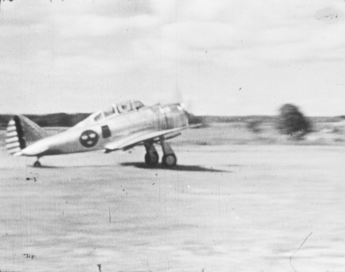 Flygplan Seversky Republic EP-106, med svensk och amerikansk märkning, på ett flygfält på Fillippinerna. 
I USA även kallat P-35A.