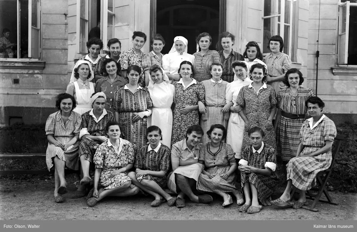 Kvinnliga flyktingar från Bergen-Belsen utanför Beredskapssjukhuset i Kalmar.