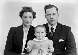 Øystein og Oddbjørg Korsnes med datter