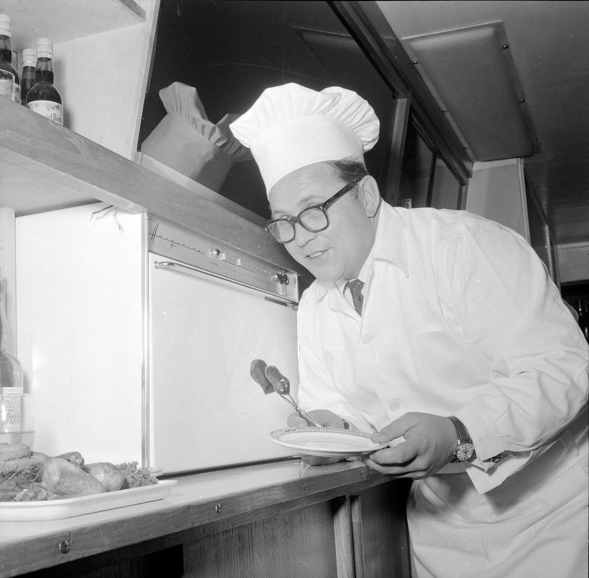 Martin Michaelsen demonstrerer ny grill på Martins kafeteria