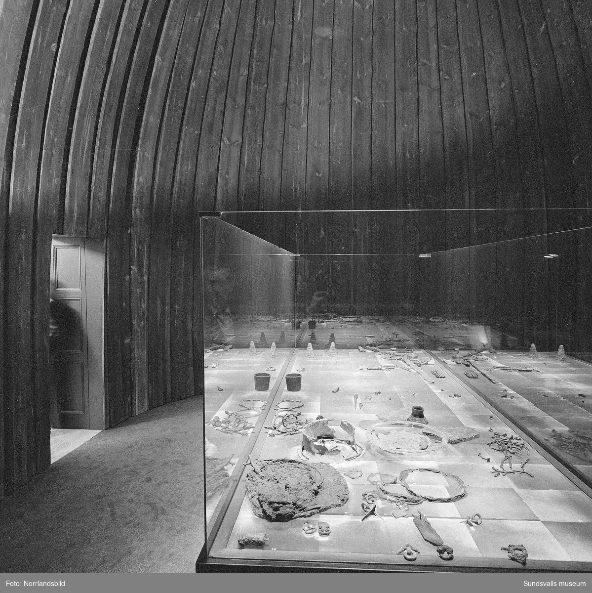Delar av Högomsfynden i en monter på Sundsvalls museum.