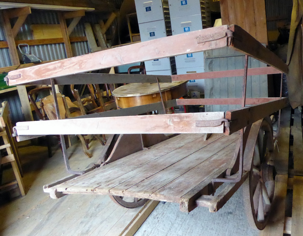 Tohjulet håndkjerre med avtagbare grinder.