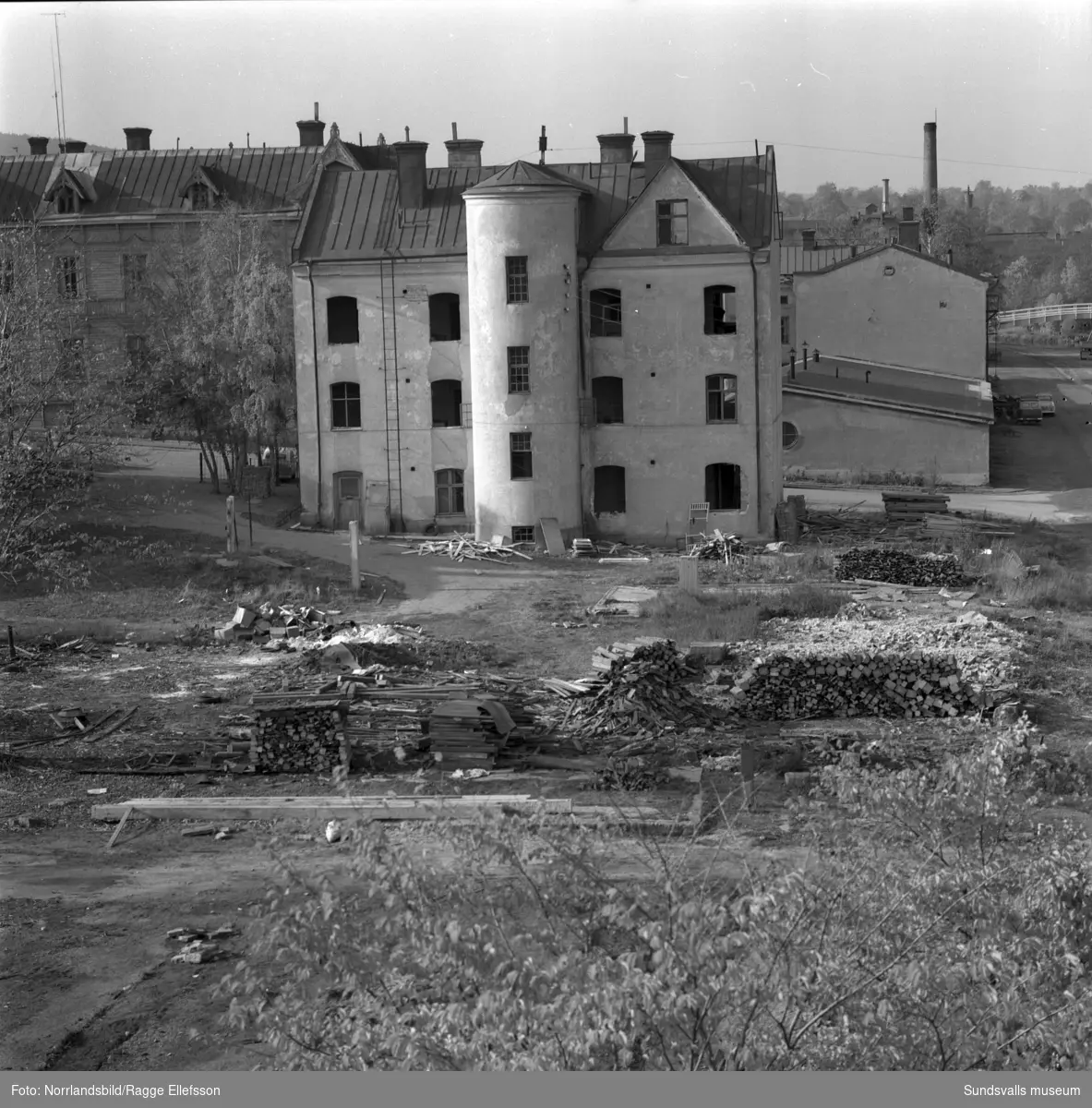 Rivningstomt och rivningshus i kvarteret Guldsmeden, Storgatan 48-52, fotograferat från det så kallade Sprickhuset. En minigolfbana har tidigare funnits på tomten.