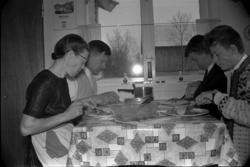 Familien Nilsen spiser middag på kjøkkenet hjemme i Bunes.
