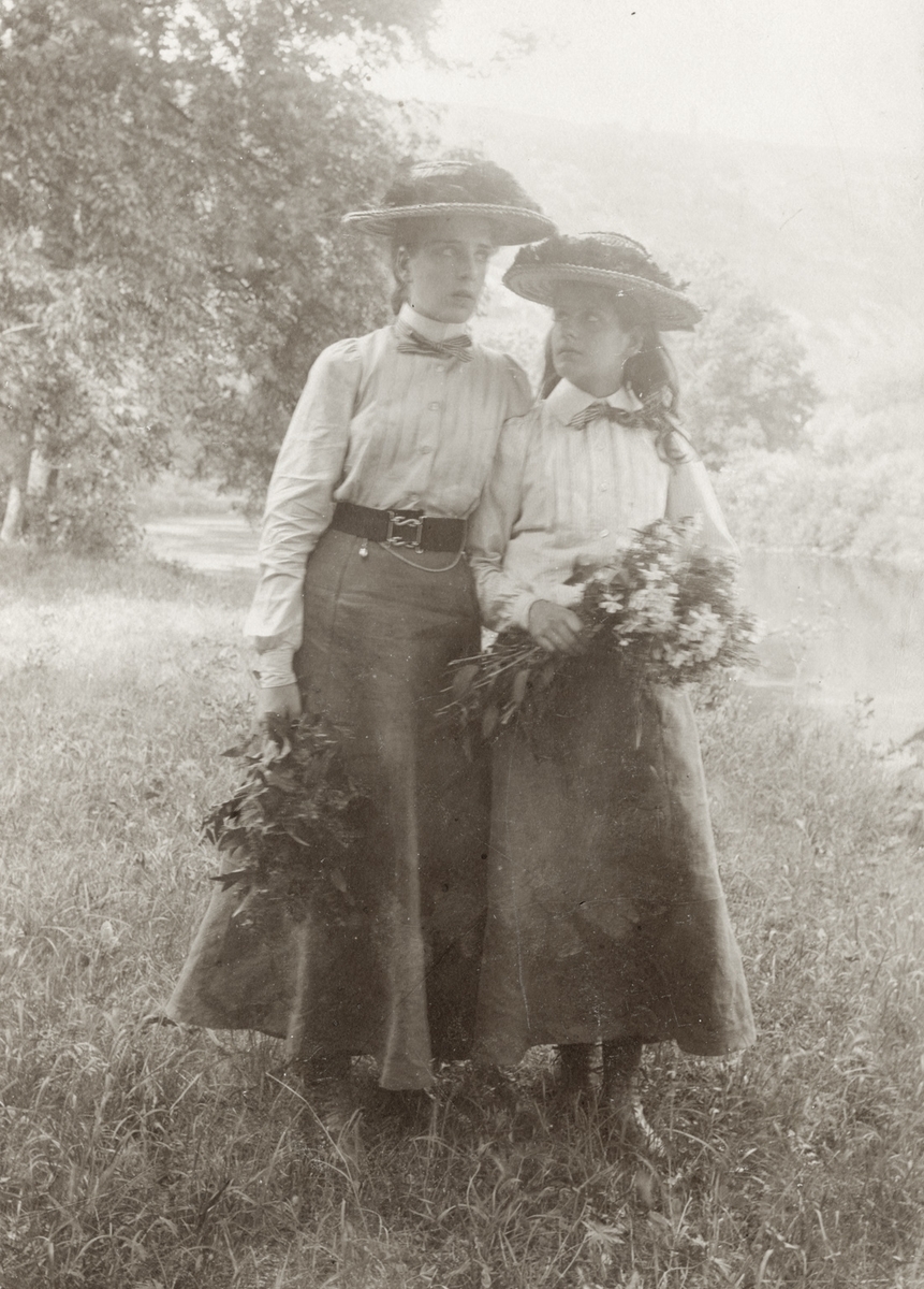 Leonie Petersson saman med syster Irene Witt 1901.