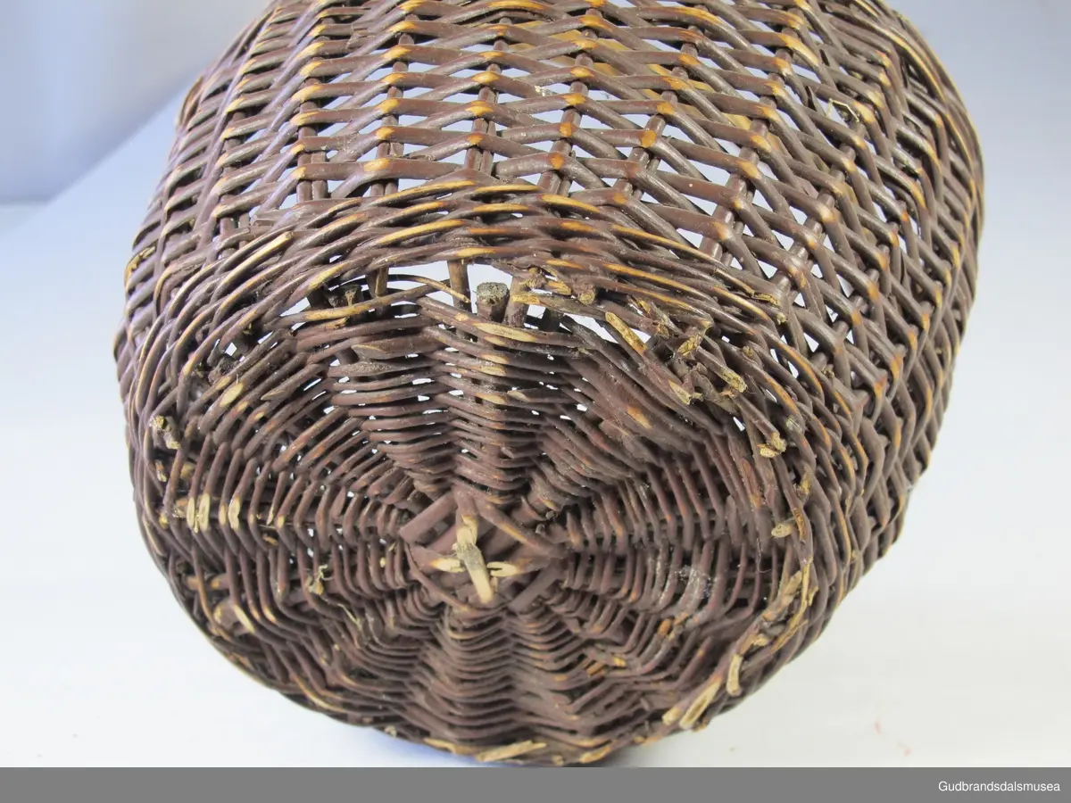 Liten kurv med hank. Sidene er flettet i kløvd kvist, bunnen i rund kvist (pil eller vier).