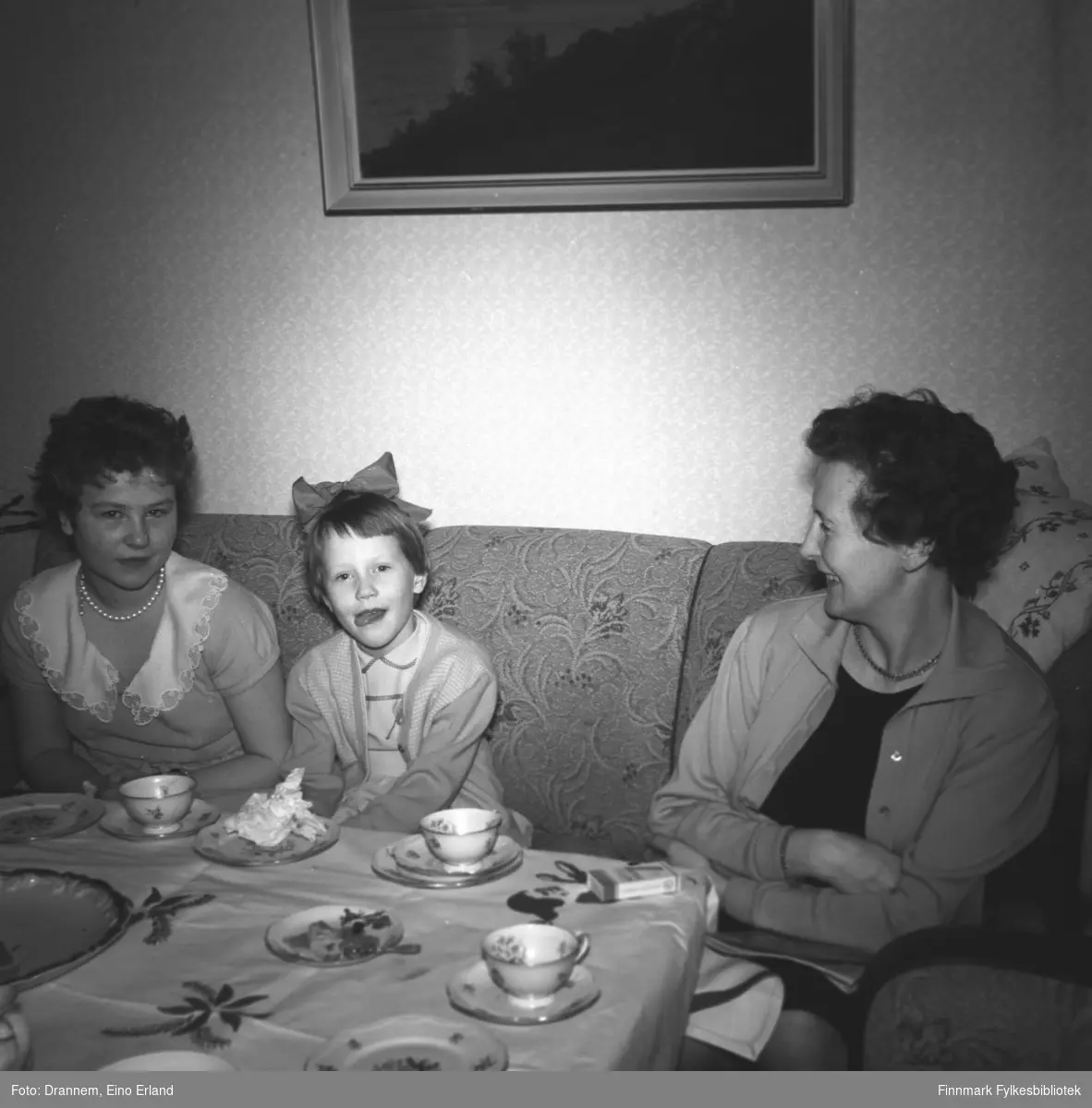Turid Karikoski, Grete og Reidun Sørensen fotografert i stua hos familien Drannem i Hammerfest.