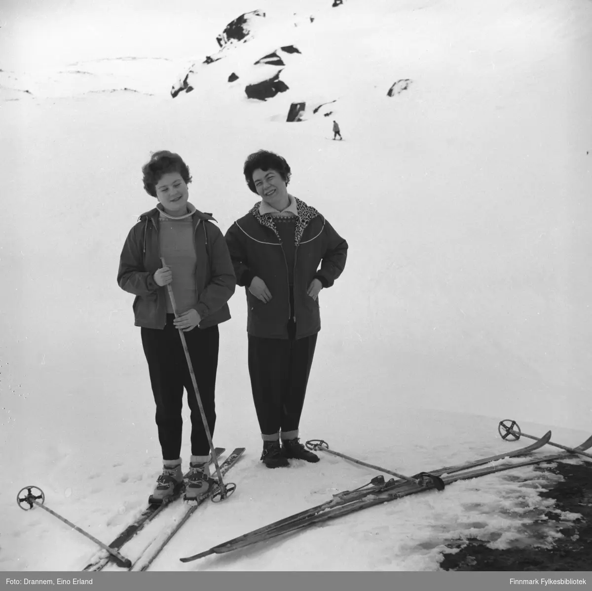 Turid og Jenny på skitur i fjellet ovenfor Hammerfest.