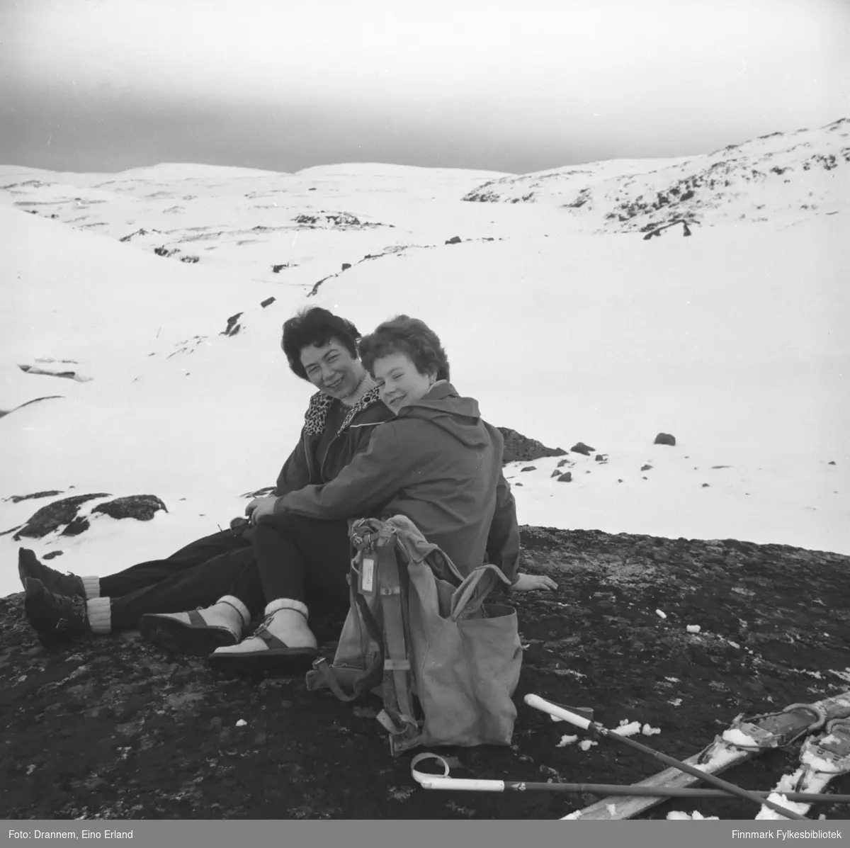 Turid og Jenny på skitur i fjellet ovenfor Hammerfest.