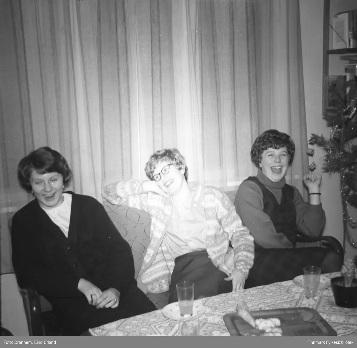 Tre jenter på julebesøk hos familien Drannem i Hammerfest. Til høyre på bildet sitter Inger Haugen, Mali Engedal og en ukjent jente til høyre.