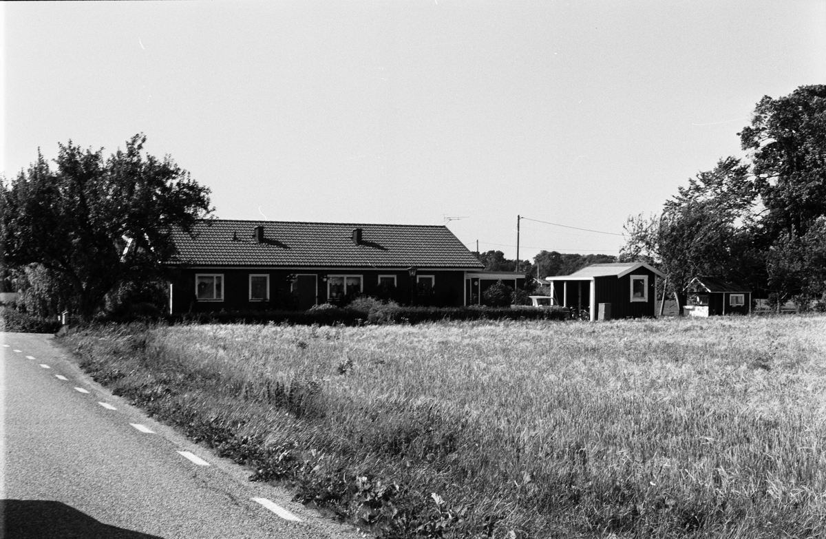 Bostadshus och garage, Skuttunge 4:11, Skuttunge socken, Uppland 1984