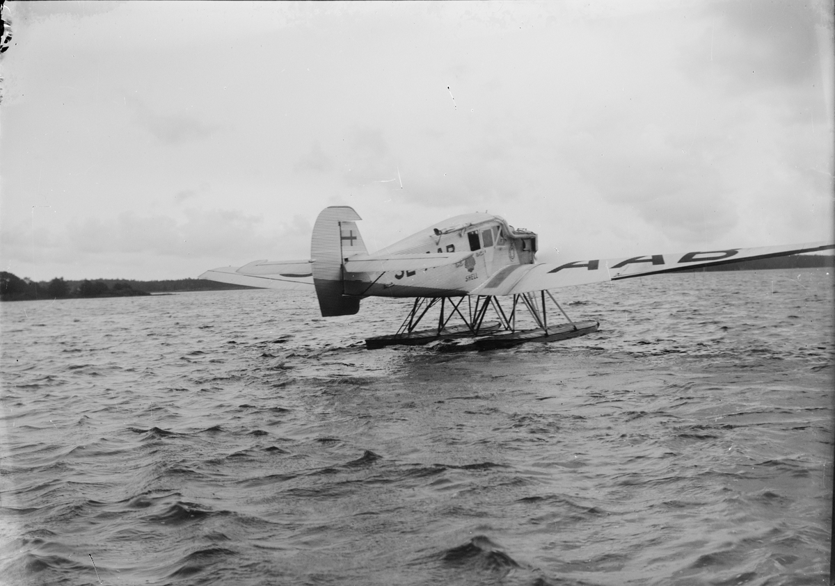 Junkers F 13, sjöflygplan, startar på Östhammarsfjärden, Uppland