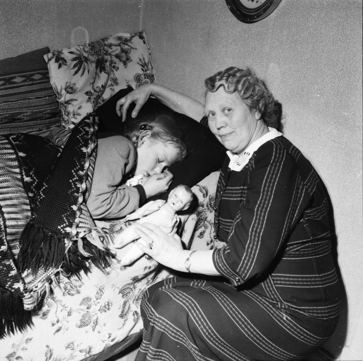 Vardens arkiv. "Tyskt flyktningbarn (Heidrun, Rosin, Nurnberg) hos pleiemor fru disp. Enger. Vadretteskogen" 02.04.1954