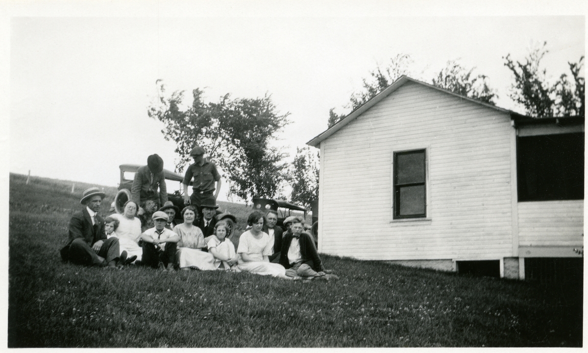 Bildene viser familien til Olaf Karlsgot i Amerika. De er tatt i 1925.
