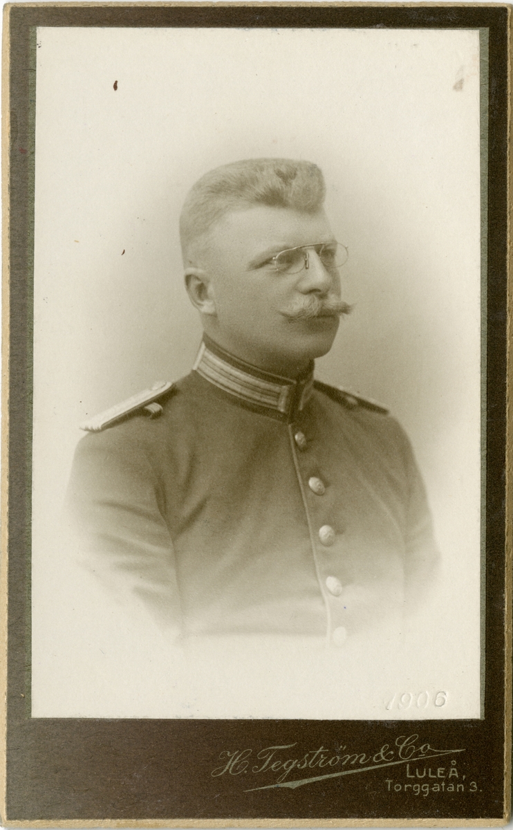 Porträtt av Gustaf Adolf Mannberg, löjtnant vid Norrbottens regemente I 19.
Se även AMA.0008065 och AMA.0010679 och AMA.0008097.