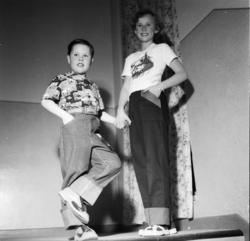 Vardens arkiv. "Mannequin-oppvisning i Porsgrunn. H. Olsen" 