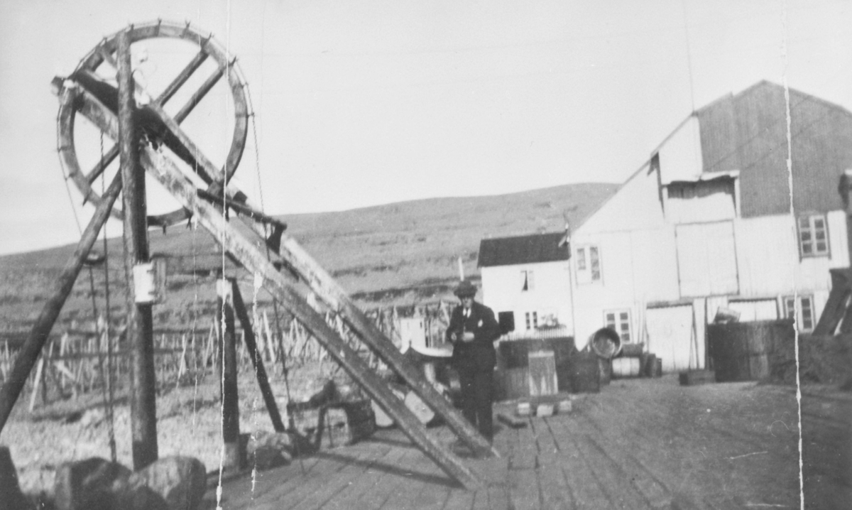 Heiseanretning på kaia i Syltefjord (tilhørende Golla Fuglevik). Til høyre, sjøhus under maling. I bakgrunnen en del av Gollas hus, fotografert før karnappvinduet ble bygget
