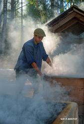 Håkon Grindal, fotografert mens han varmrøykte fisk under De