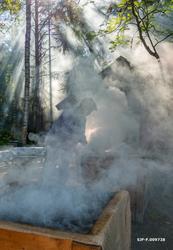 Håkon Grindal, fotografert mens han varmrøykte fisk under De