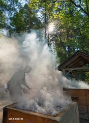 Håkon Grindal, fotografert mens han varmrøykte fisk under De