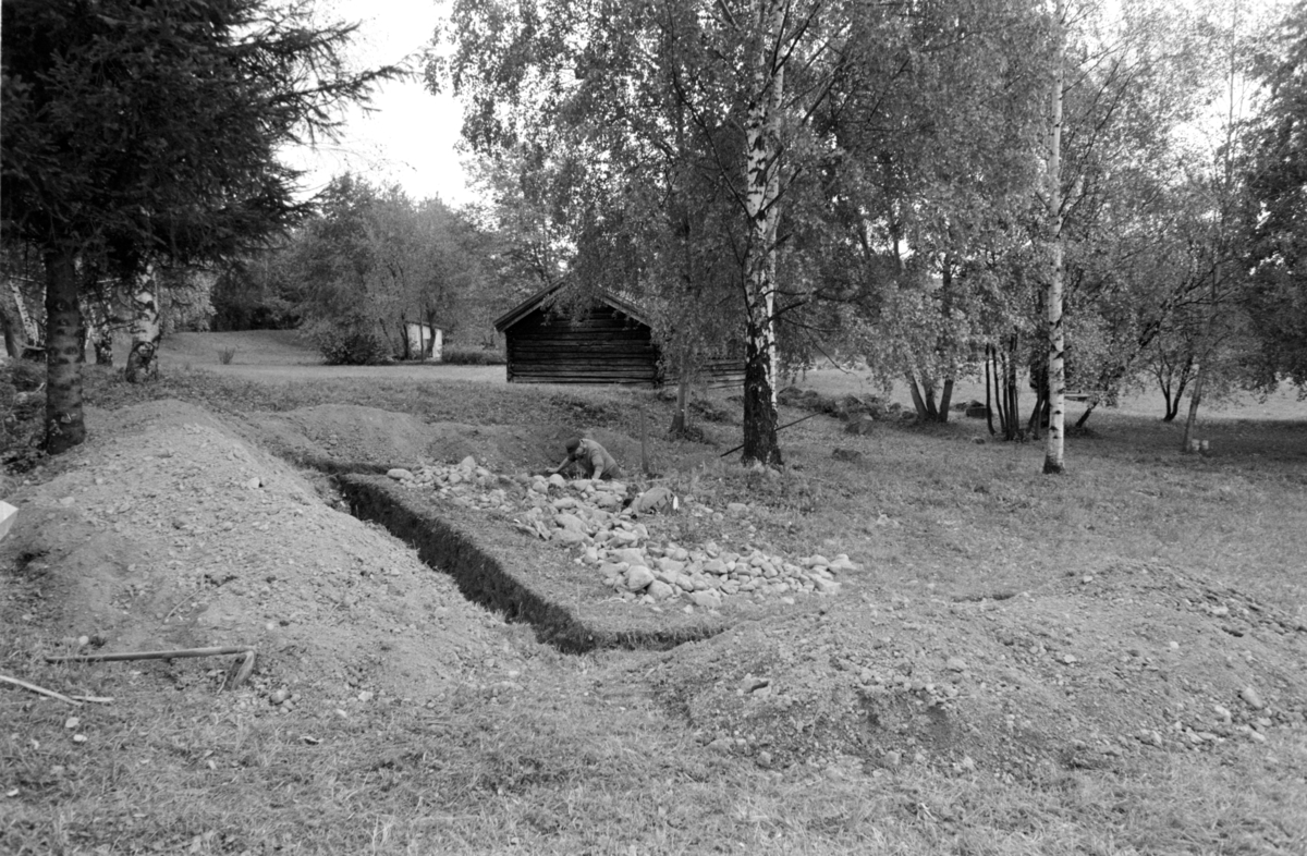 Graving av fundamentgrøfter for "Nybyggerhuset" , Borderudstua, Utvandrermuseet på Domkirkeodden, Hedmarksmuseet. 
 HDH. 93, F. O. M. 10418 T. O. M. 10429.