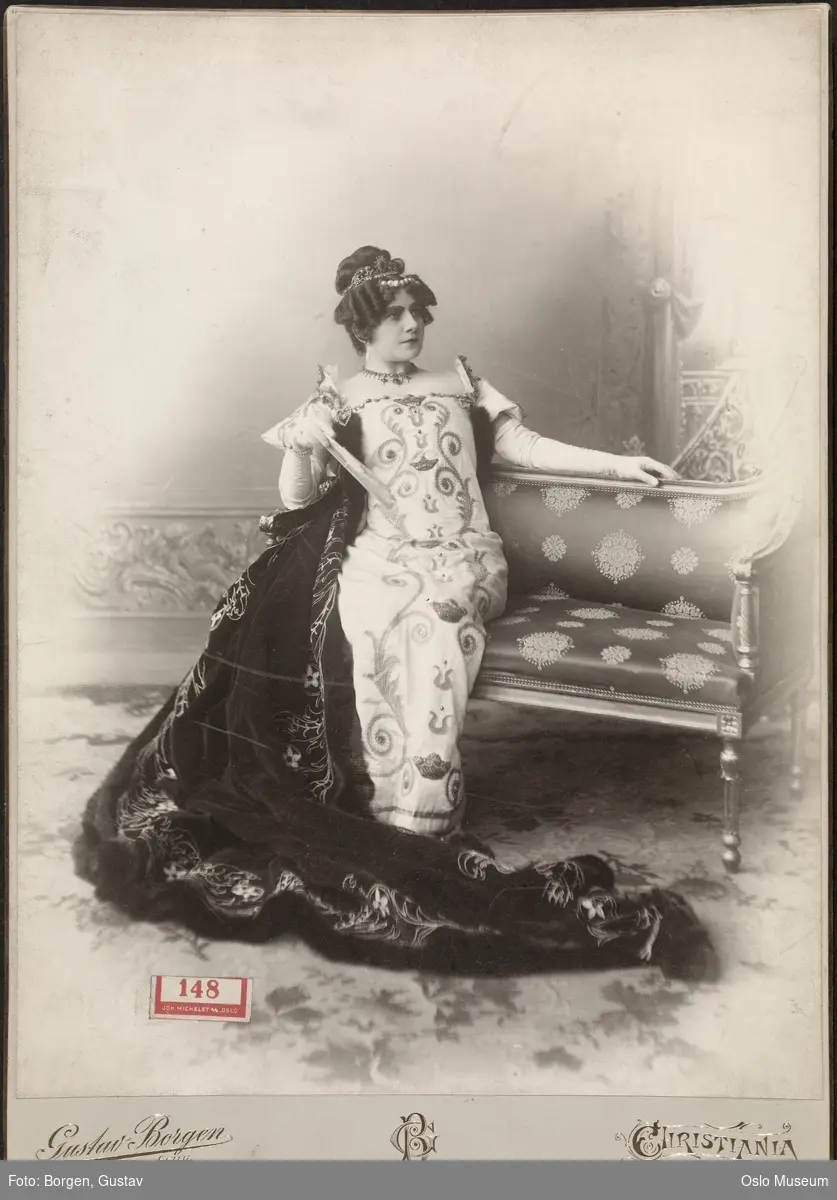 portrett, kvinne, skuespillerinne, rollebilde, Prinsesse Elise i "Madame sans Géne" på Nationaltheatret, sittende helfigur, kostyme