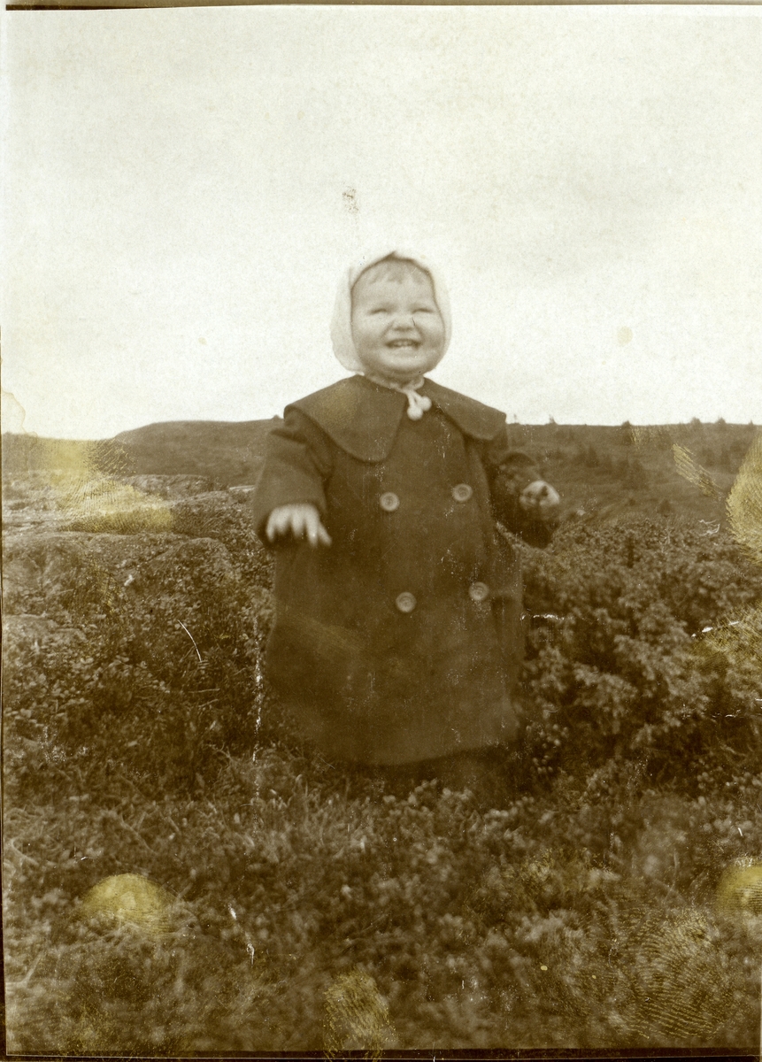 Barnefoto av Randi Islandsmoen på Blomstølen i 1922.