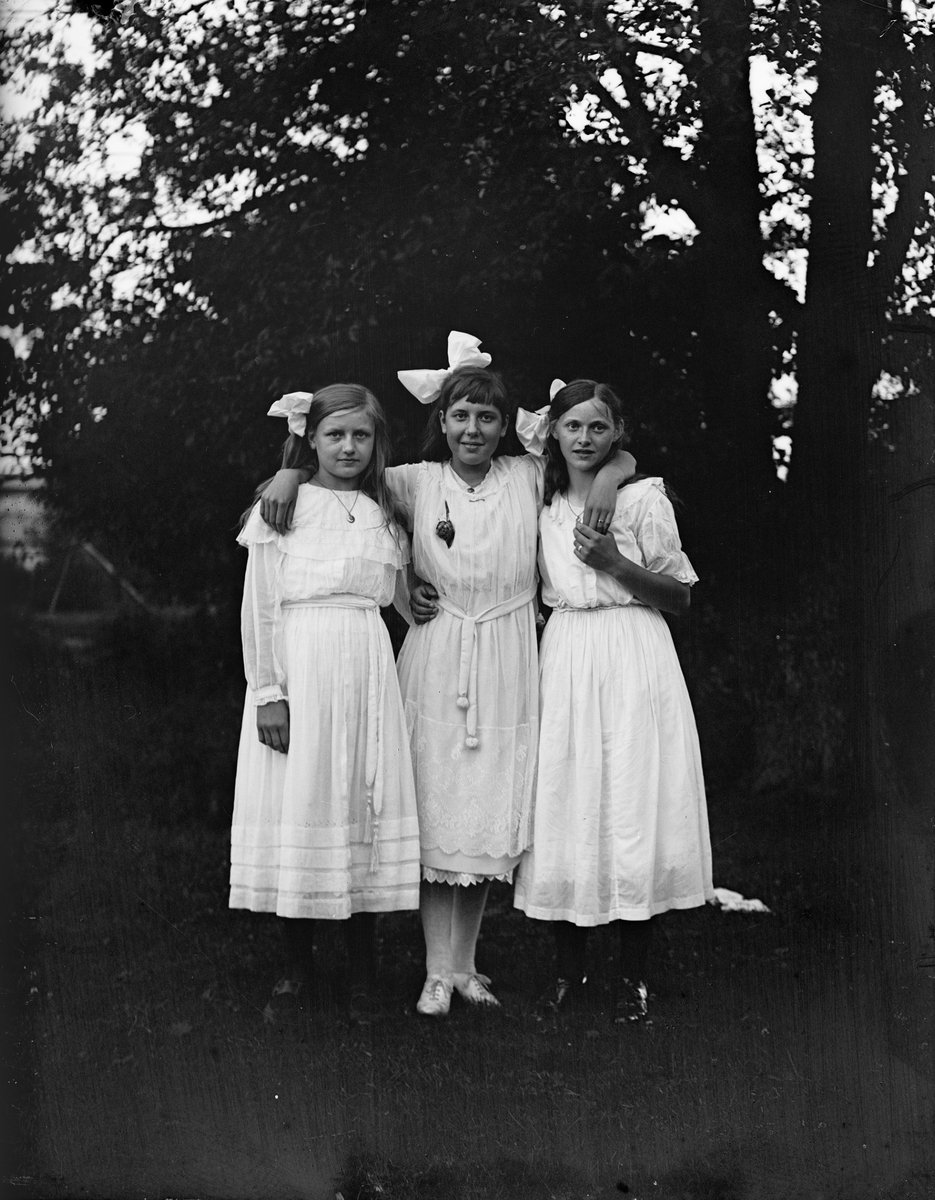 "Helga Melberg, Rut Anderson och Elsa Alström", Uppland 1918