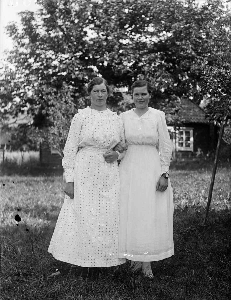 "Elsa Södergren och Julia Billman Billerstena", Uppland 1918