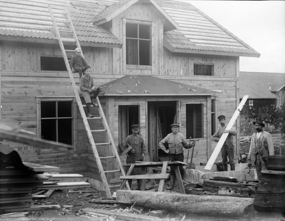 "Byggmästare och målare utanför vår nya villa i Sevasta", Altuna socken, Uppland 1918