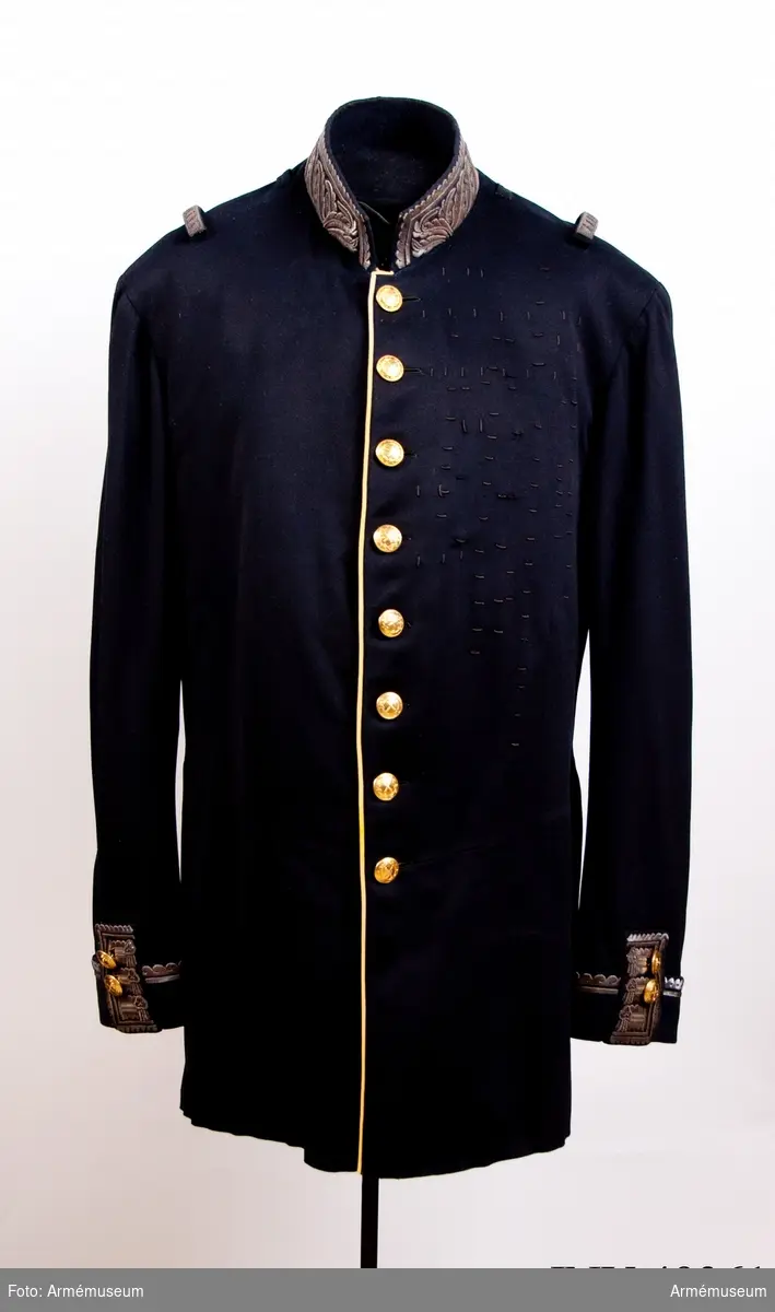 Grupp C I.
Vapenrock av mörkblått kläde med eklövsbroderier på kragen med guldtråd.