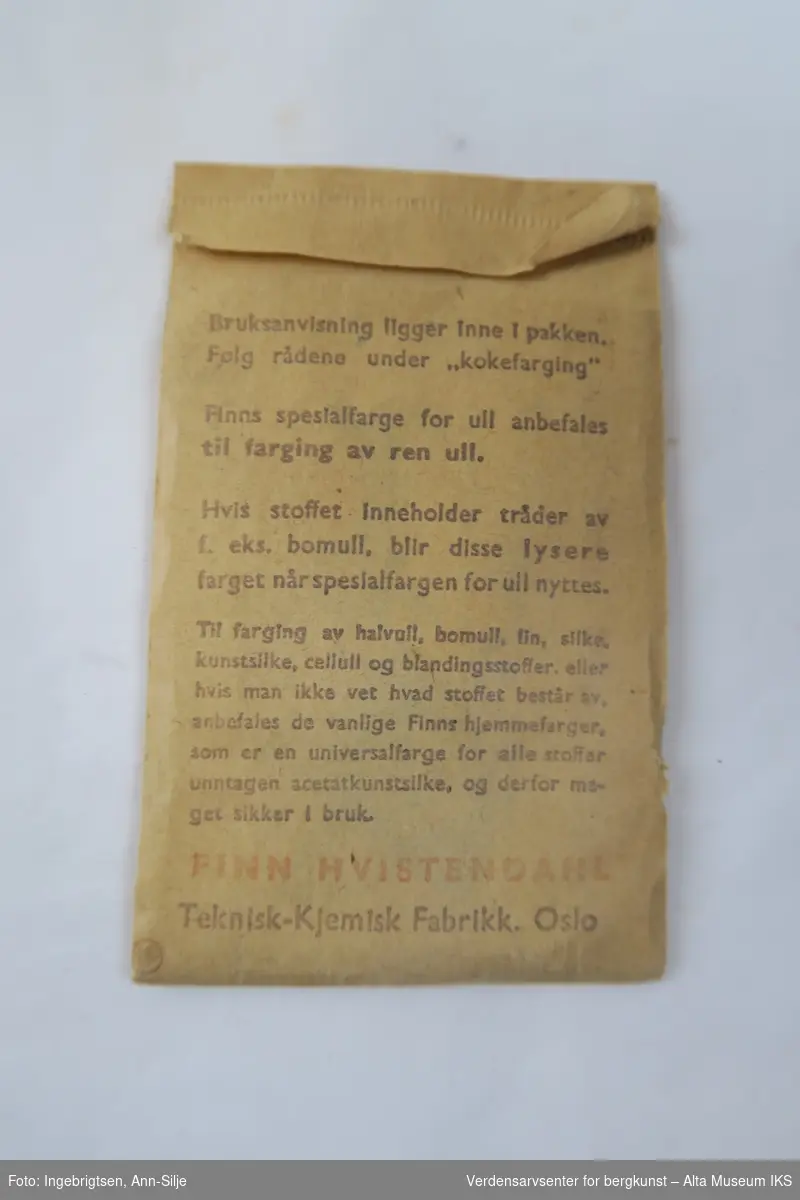 Rektangulær papirpose med pulver. Motiv av en kvinne på forsiden.