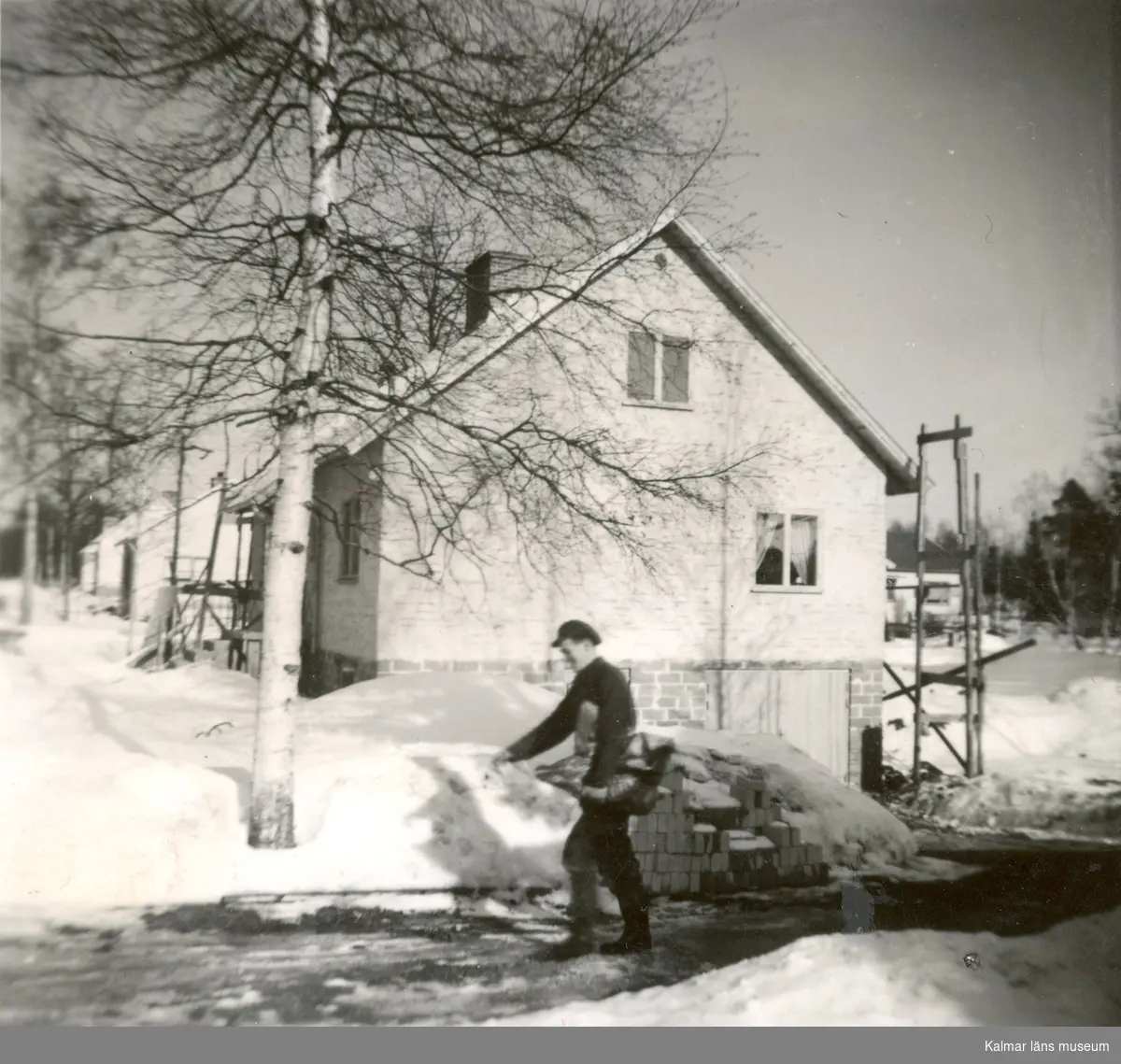 Birger Karlsson bär cement under byggtiden, 1956.