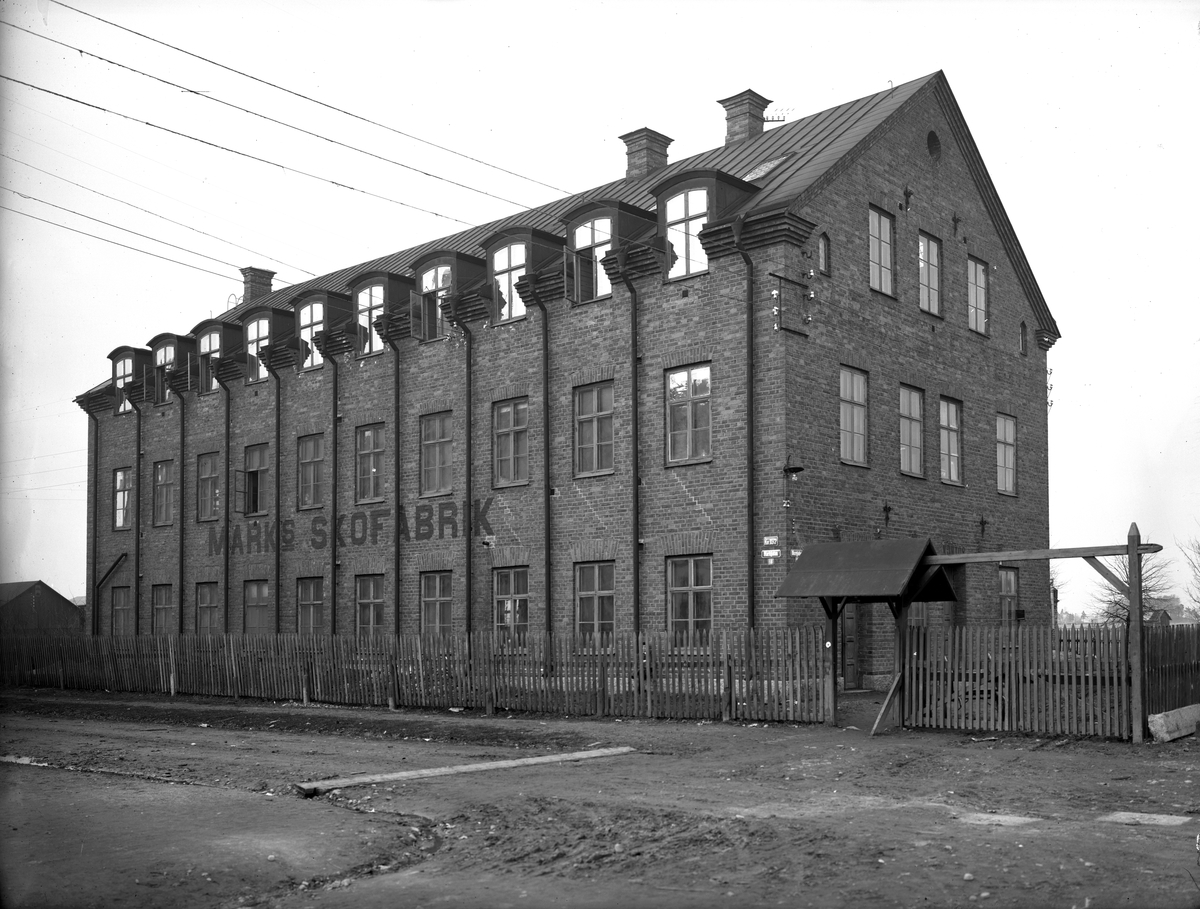 AB Marks Skofabrik, två och en halvvånings fabriksbyggnad.
Första Marks fabriken, byggd 1897.