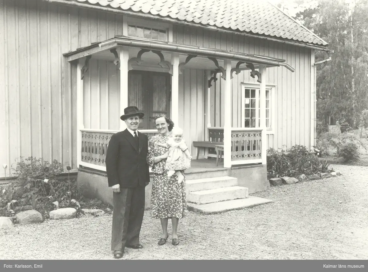 Kyrkoadjunkt Helge Jarkman, född 1911-05-27, hustrun Karin född 1915-04-15 samt dottern Birgitta 1947-10-08. Fotograferade utanför adjunktbostaden i Misterhult.