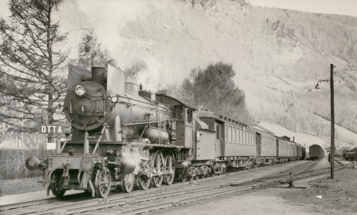 Damplokomotiv type 30a med persontog til Oslo Ø, tog 308,på Otta stasjon