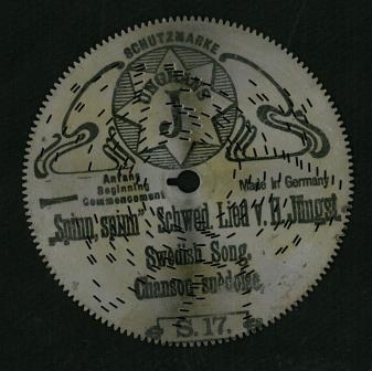 Perforterte metalplater med pigger på undersiden. Programmert musikk for platespilledåse.
30-spor, Ø 11.5 cm (4 1/2').
Drivsystem: Sentrumshull med tunge (4mm lang) samt tagger (2 mm lange) perifert langs kant, som et tannhjul. 
U-formet pigger på undersiden av platene.

Sentrumhull, diameter: 7,8 mm
Avstand mellom 10 spor: 13 (mm, ca)
Avstand sentrumsaksling – første spor:  14,5 mm
Total bredde spor:  37,3 mm

Platene er for øvrig kompatibel med Symphonion Simplex (30-spor, Ø 11.5 cm)