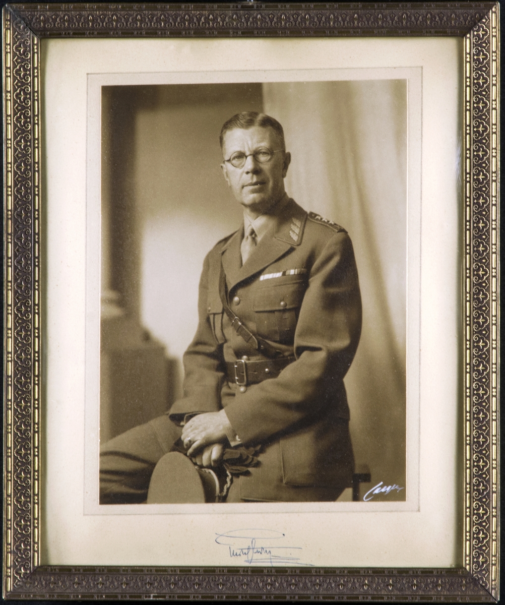 Porträttfotografi av kung Gustav VI Adolf i arméuniform. Signerat, inramat foto.