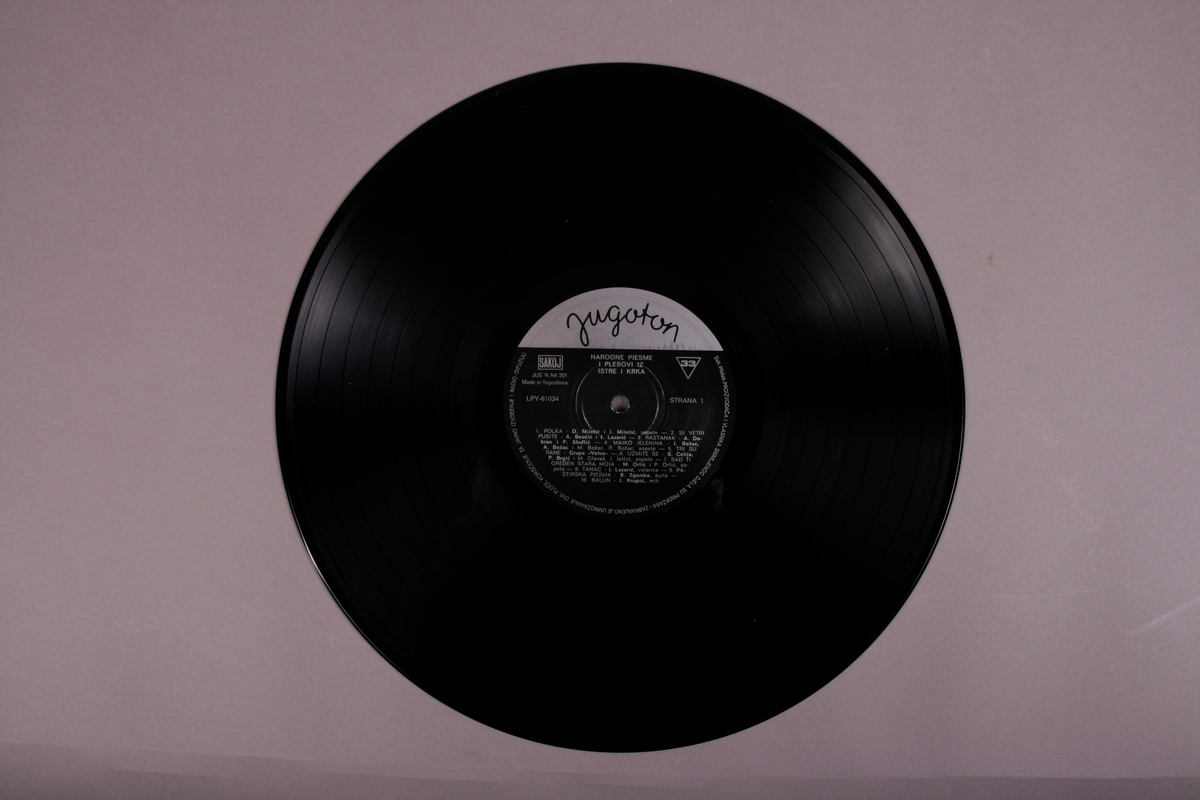 Grammofonplate i svart vinyl og omslag i papp. Plata ligger i en plastlomme.
