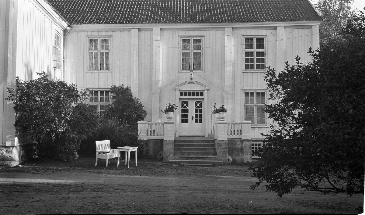 Gården Rogneby i Østre Toten. Fem bilder som viser hovedbygning og hageanlegg fra forskjellige vinkler. Ca. 1925-30.