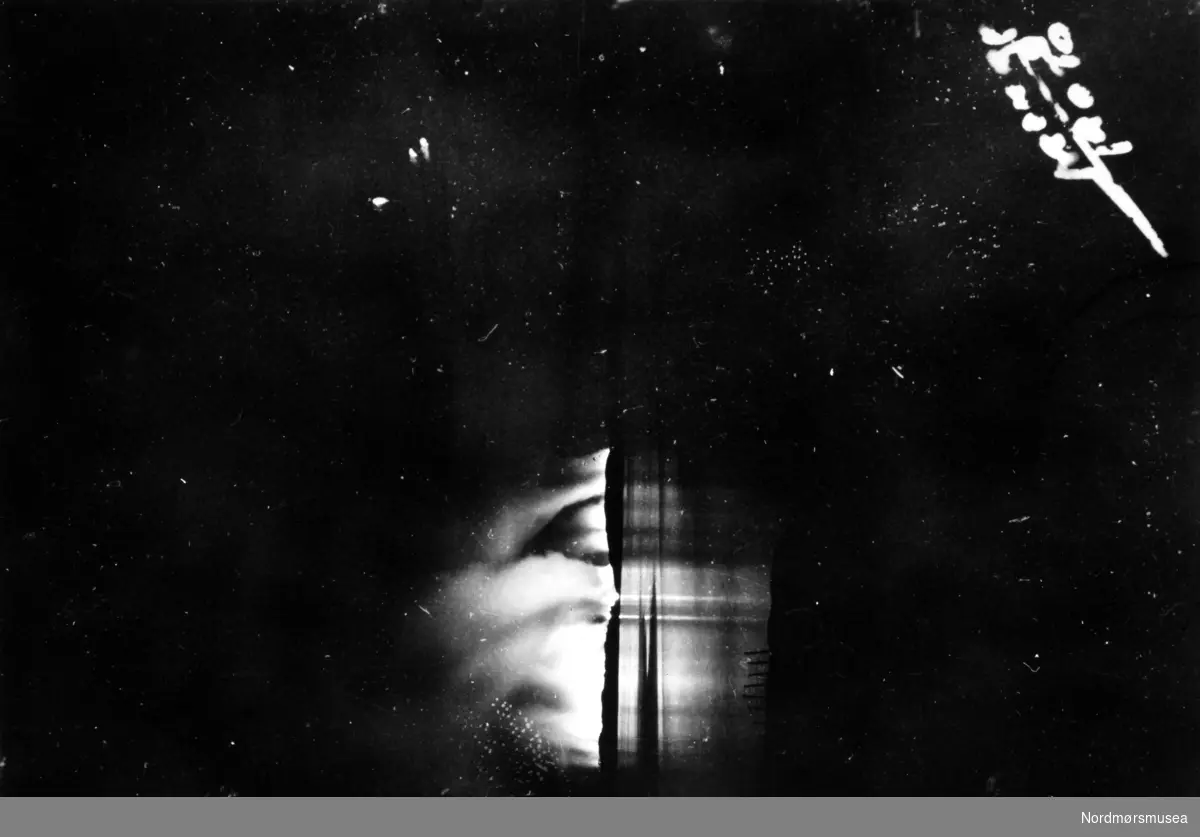 Nattfoto sett fra Bremsnes i Averøy kommune, natten til 29. april 1940. Det er Kristiansund som brenner etter første dag av flere med bombing av byen. Bildet er stemplet Monge foto. Fra Nordmøre museums fotosamlinger.
